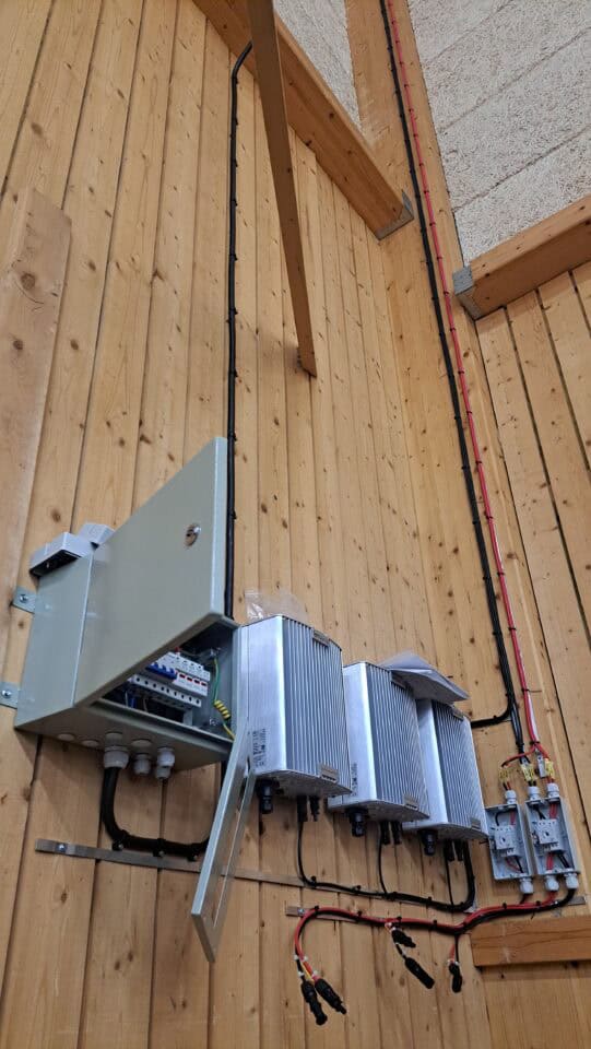 Elcentral och kablar för elinstallation i trävägg.