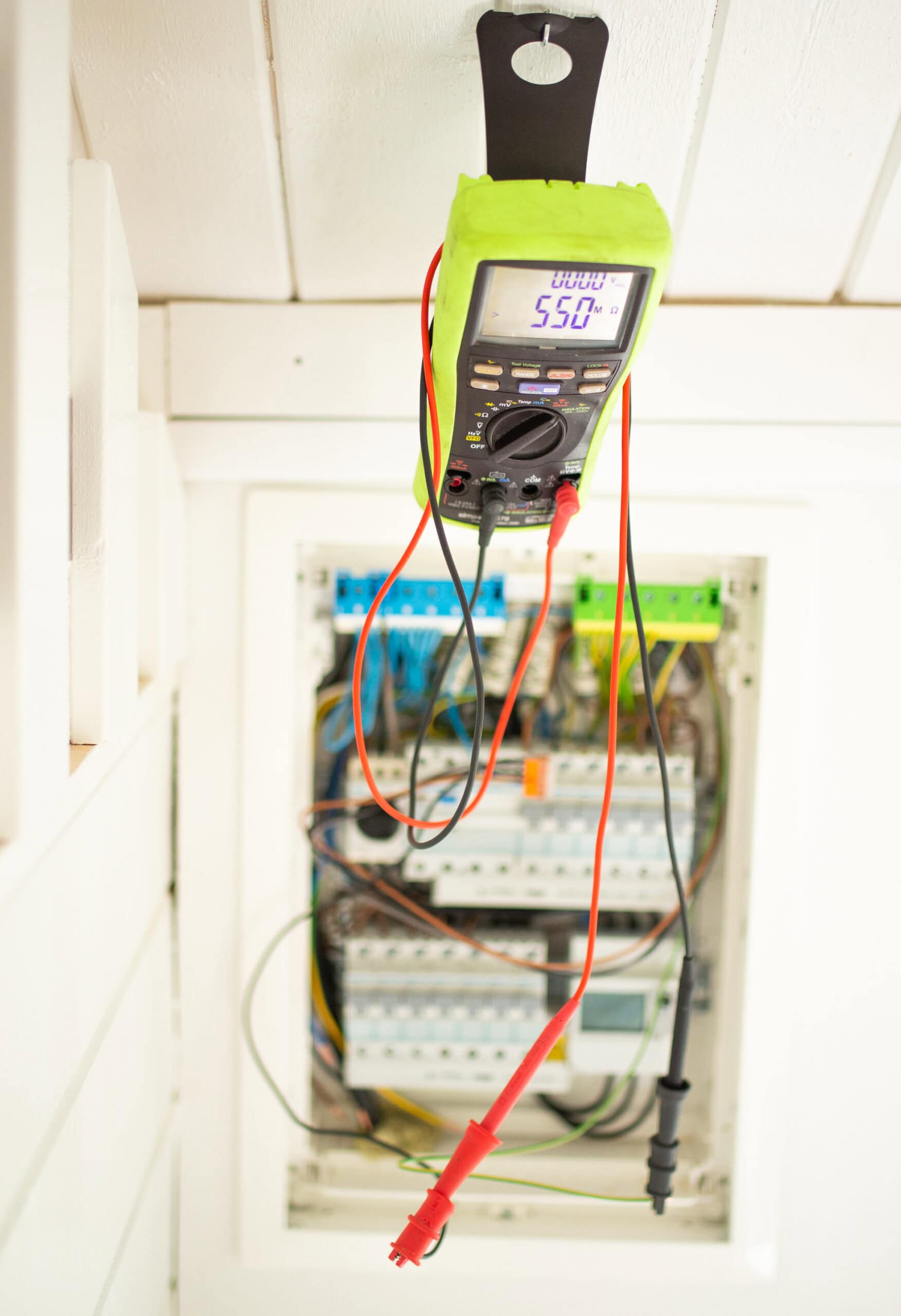 Digital multimeter mäter spänning i elcentralen, kopplingsskåp.