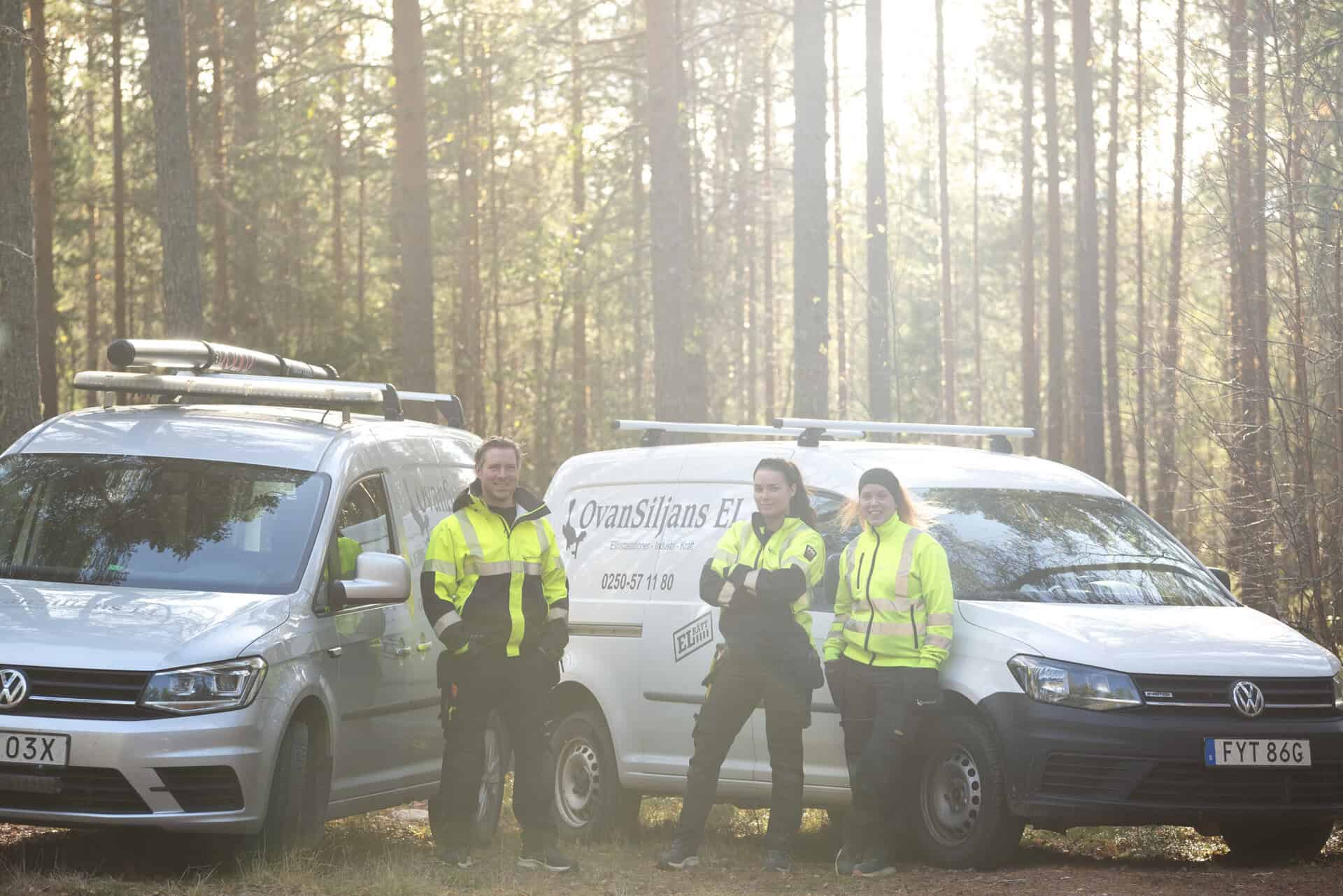 Företagsfordon från Ovansiljans Elmän AB i skogsmiljö, med tre anställda i reflexvästar.