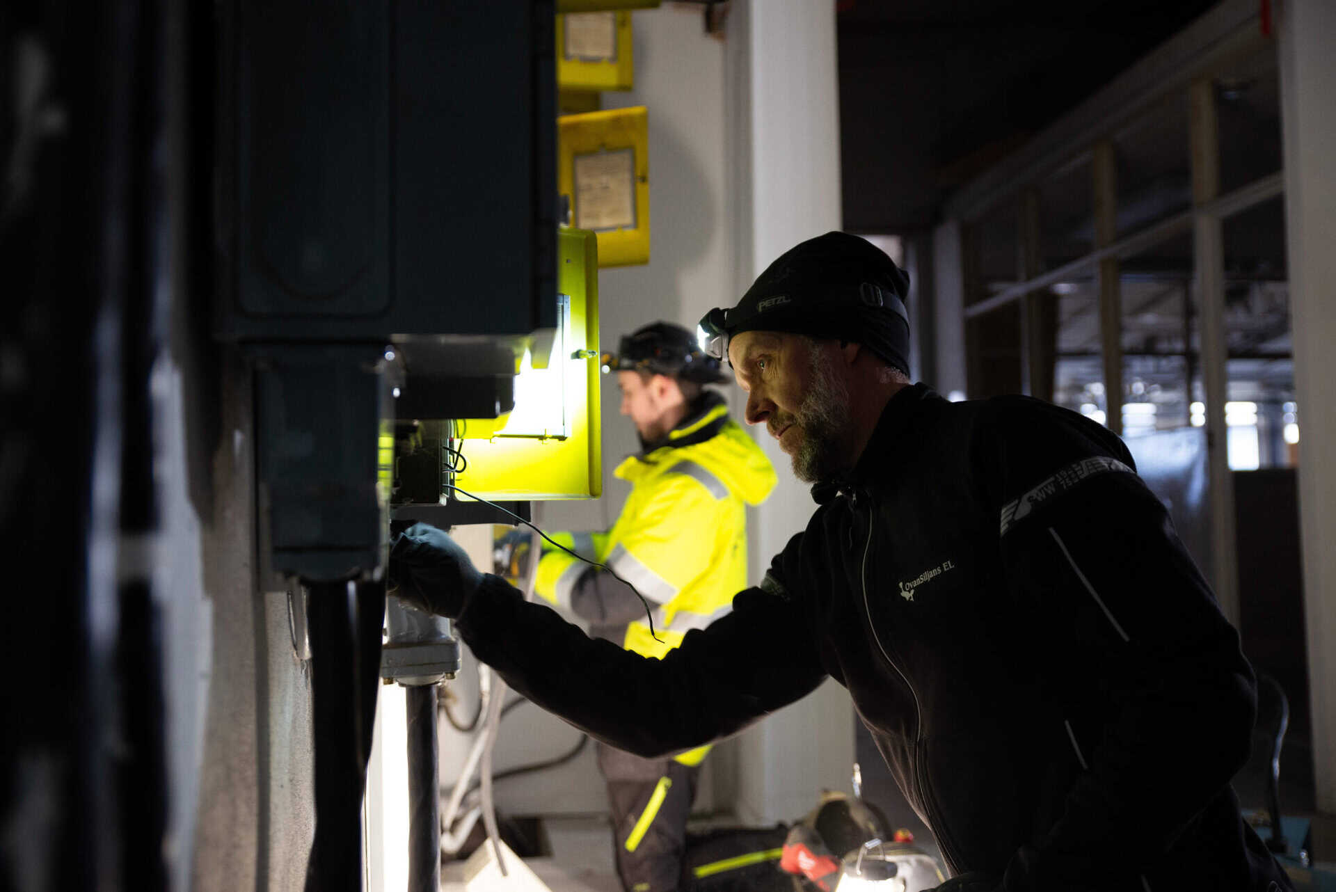 Elinstallationsarbetare installerar och underhåller elutrustning.