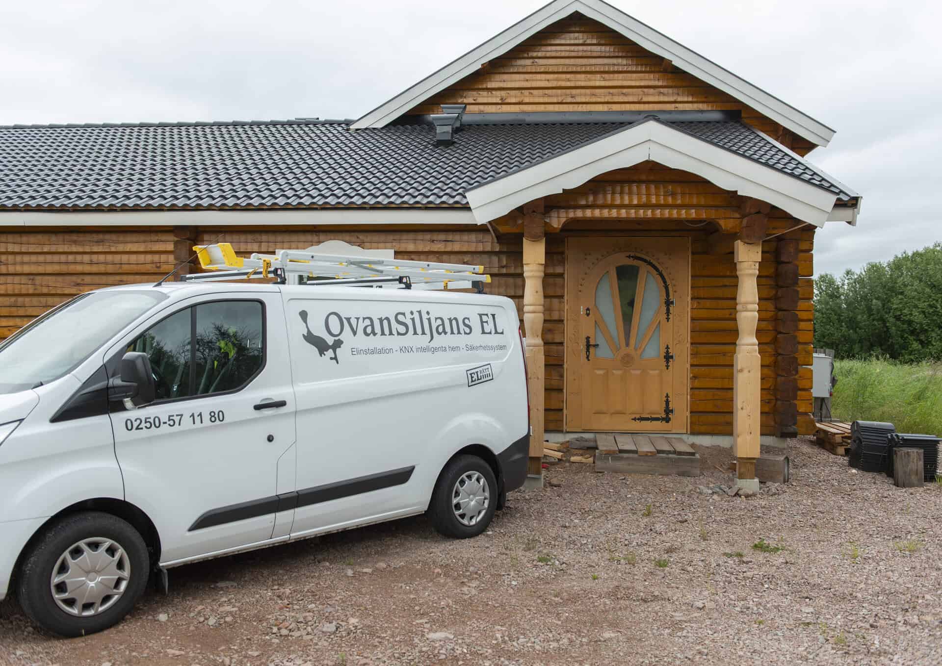 Elinstallationsbil för Ovansiljans El, med företagsnamn och kontaktuppgifter.