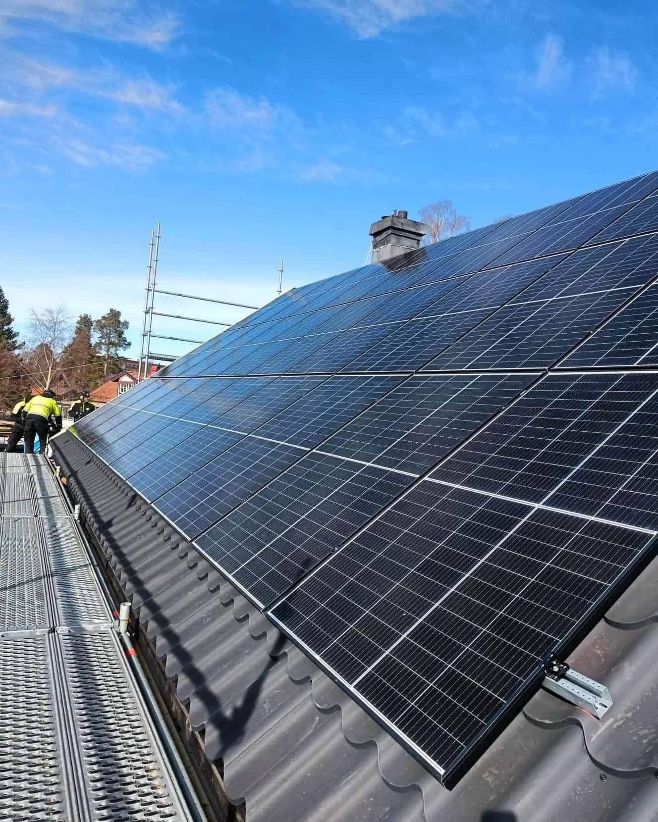 Solpaneler installerade på taket av Ovansiljans Elmän AB för hållbar energiproduktion.