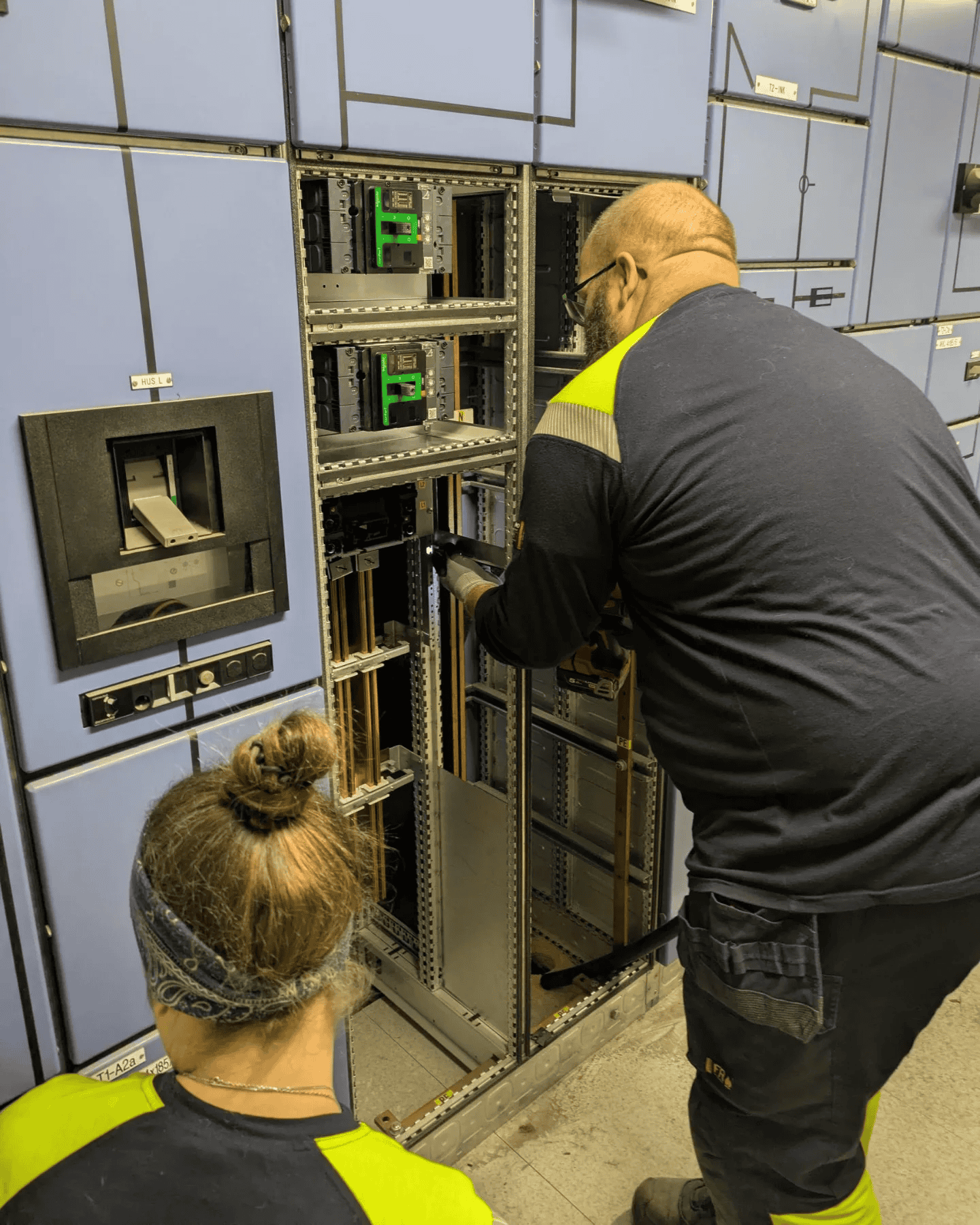 Tekniker installerar elutrustning i elskåp hos Ovansiljans Elmän AB.